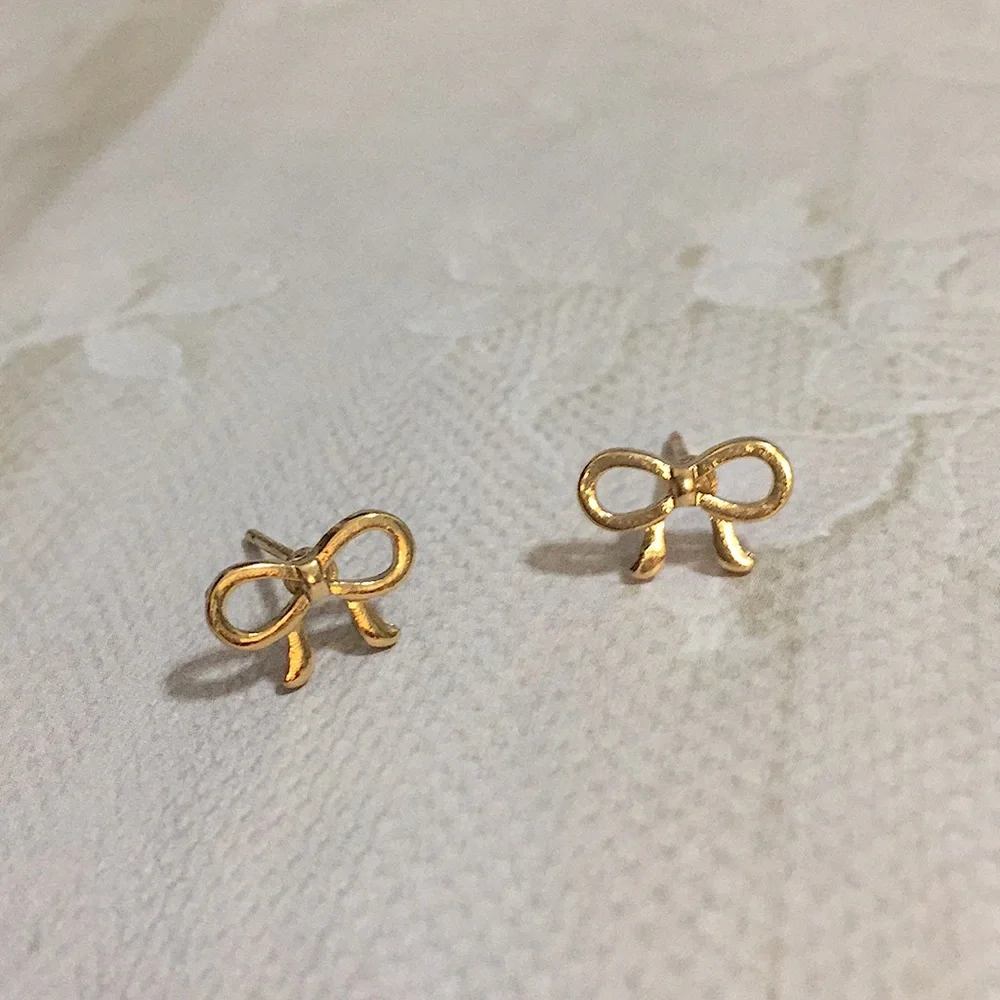 Gold bow earrings